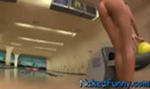 Chơi bowling bay cả váy