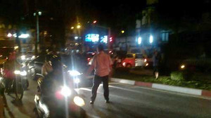 TP.HCM: Ông Tây say xỉn 'quậy tưng' trên phố