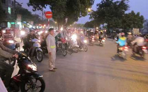 Clip: Kỹ sư làm 'ảo thuật' trị tắc đường Hà Nội