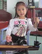 Xôn xao 'thần đồng' chơi đàn bầu ở Nghệ An