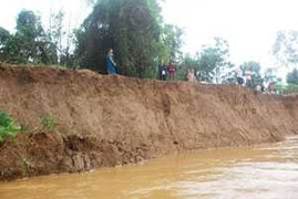 Quảng Nam: Hãi hùng cảnh sông 'tông' thẳng vào làng