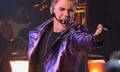 Justin Bieber bị kiện vì... làm fan nữ có bầu