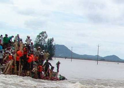 Hết mặc dân chống lũ, lại chuyện mất con dấu