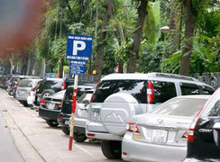 Hà Nội dừng cấp phép cho ôtô đỗ trên vỉa hè