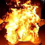 Thất tình, tự thiêu trước cửa nhà người yêu cũ