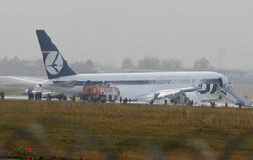 Máy bay hạ cánh bằng... bụng