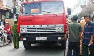 Mẹ ôm xác con 3 tuổi bị xe bồn cán khóc thảm