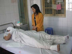 Bố mẹ 2 cháu bé vụ sập nhà liên tục hỏi tin con