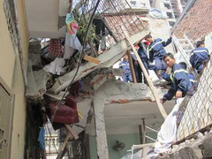 Toàn cảnh cứu hộ 2 cháu bé sau vụ sập nhà