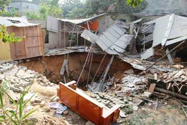 Quảng Ninh: Hố tử thần 'mọc' giữa nền nhà