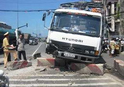 'Xe điên' gây náo loạn quốc lộ, 3 người thương vong