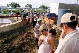 Người dân vây nhà máy xử lý nước thải gây thối