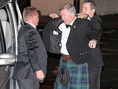 Sir Alex mặc váy dự 'đám cưới bạc' với MU