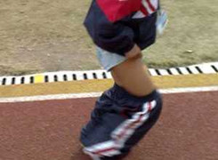 3 nam sinh bị cô bắt cởi quần chạy quanh sân