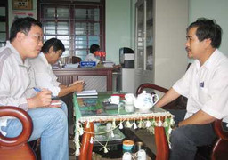 Xôn xao 'thánh cô' chữa bá bệnh bằng nước lã