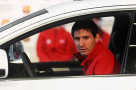 Messi, Fabregas, Xavi tưng bừng đi nhận xe mới cáu cạnh