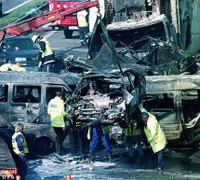 Hiện trường tan nát sau thảm họa đường cao tốc ở Anh