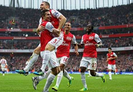 Van Persie 'nổ súng', Arsenal chạm mốc 400 chiến thắng
