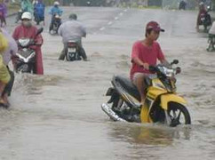 Cố băng qua nước lũ, 4 người bị cuốn trôi