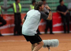 Bảo ông ấy nói ít hộ...