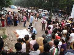 Hà Nội: Một phụ nữ chết nổi trên hồ Xã Đàn