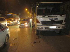 Hà Hội: Xe ben cán nát tay một phụ nữ