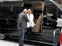 Beyonce khoe giàu với Mercedes Van giá 1 triệu USD
