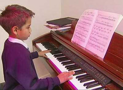 Cậu bé 8 tuổi tài năng chơi piano cực chuyên nghiệp