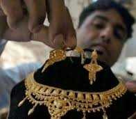 Ai đã tiếp tay cho giá vàng “nổi loạn” ?