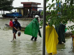 Chùm ảnh: Huế thành 'ốc đảo', dân hốt hoảng chạy lũ