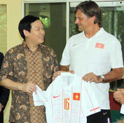 1000 USD và chiếc áo của Bộ trưởng tài chính