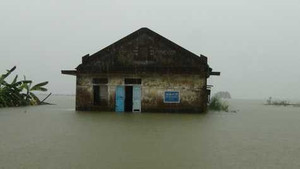 Video cận cảnh TT-Huế bị cô lập trong 'ốc đảo' lũ