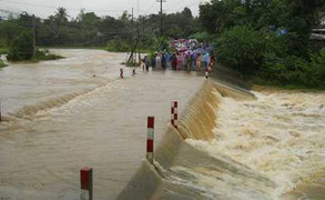 Lũ miền Trung làm 20 người chết, mất tích