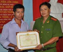 Khen thưởng đột xuất lái xe ôm dũng cảm bắt cướp