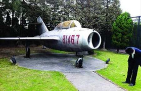 Bán biệt thự tặng kèm... chiến đấu cơ