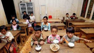 Xót xa nhìn lớp học kiêm phòng trọ