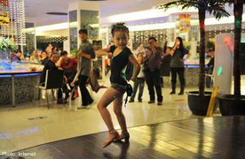 Vũ công 7 tuổi kiếm tiền mỗi đêm nuôi cả gia đình