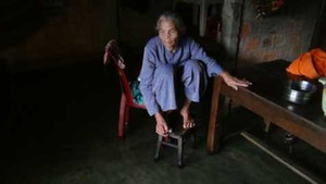 Clip cụ bà 77 tuổi bơ vơ chống lũ dữ ở TT-Huế