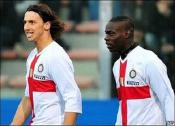 Ibra nhìn Balotelli bằng nửa con mắt