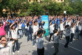Nữ sinh Kinh tế nhảy Flashmob, bình chọn Vịnh Hạ Long