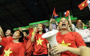 Vỡ òa cảm xúc CĐV Việt Nam trên khán đài