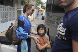 Đại gia đình Angelina Jolie đã tới Côn Đảo