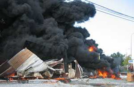 Đám cháy lớn, khói đen cuộn kín bầu trời