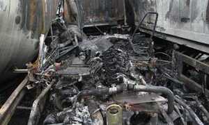 Đâm liên hoàn, 3 xe đầu kéo dồn đống, cháy rụi