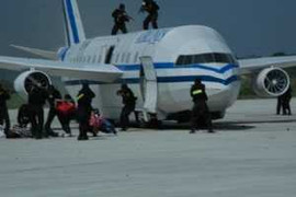 Diễn tập chống 10 tên khủng bố ở sân bay Cần Thơ