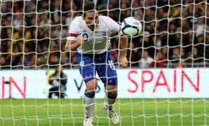 Lampard giúp người Anh thuần phục 'Bò tót'