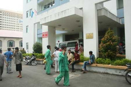 Đang làm thủ tục nhập viện, nhảy từ tầng 5 tự tử