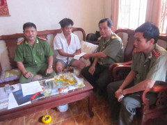 CA thưởng nóng 'hiệp sĩ' bắt cướp bị gãy vai