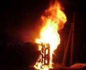 Không cho vào hát karaoke, đổ xăng đốt quán