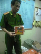 Mang pháo nổ bán trước cổng UBND xã